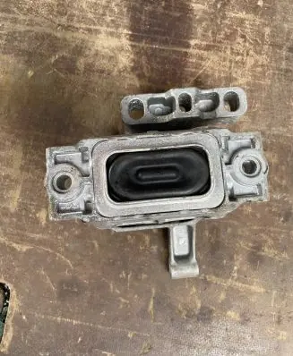 Volkswagen Tiguan Engine mount bracket