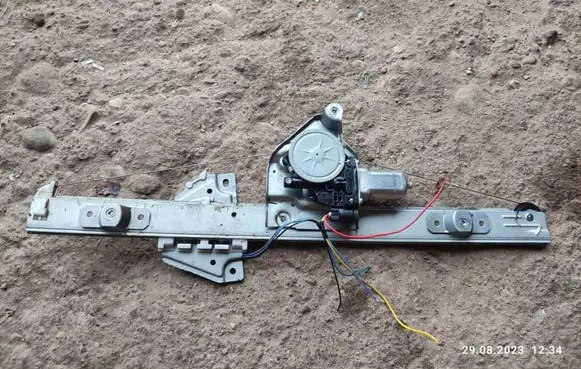 Suzuki Grand Vitara II Rear door window regulator with motor 8343065J00
