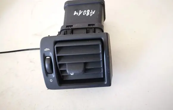 Volvo S40 Dash center air vent grill y01128