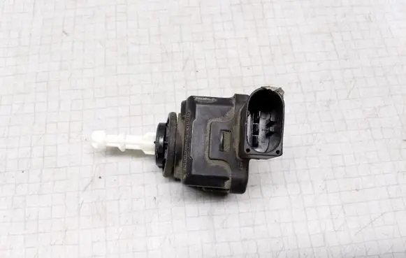 Mercedes-Benz E W211 Headlight level adjustment motor A0008201608