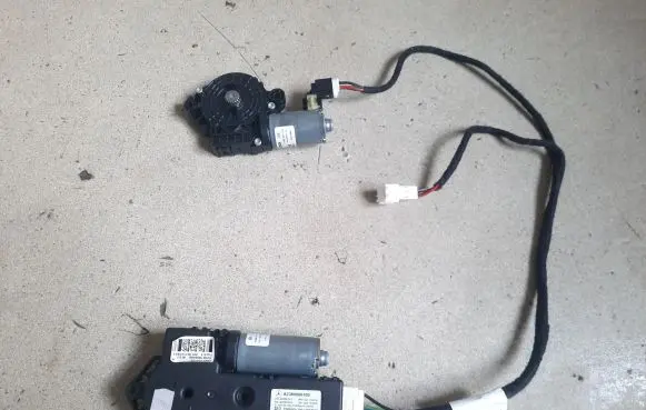 Mercedes-Benz E W238 Sunroof motor/actuator A2389006100 A2387800400