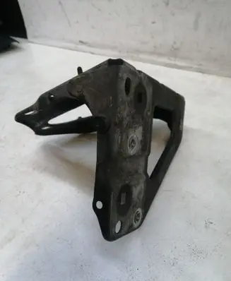 Fender mounting bracket