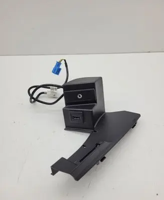 Mercedes-Benz C W204 USB socket connector A2078210411 A1728200815 A1728200515