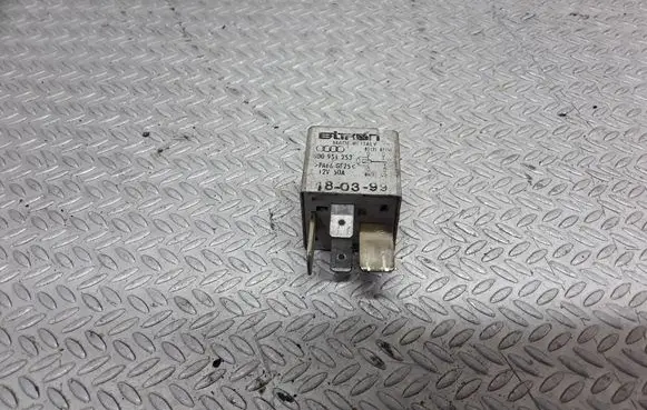 Volkswagen PASSAT B5 Other relay 8D0951253