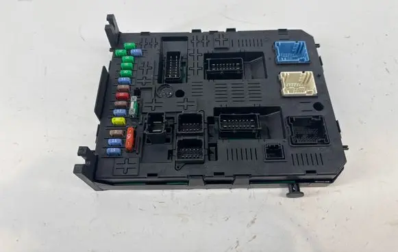 Peugeot 3008 I Fuse module 230459502 9678476880 20977771
