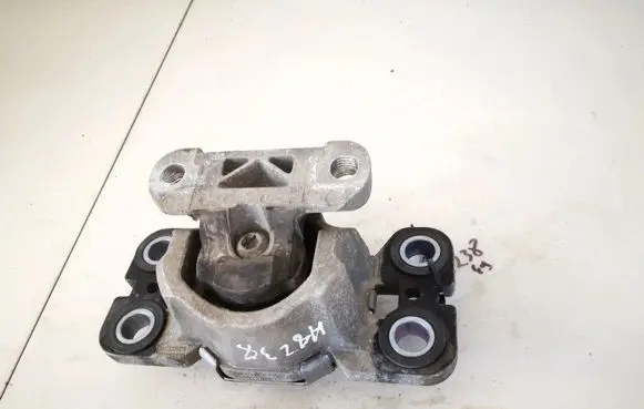 Volvo V70 Engine mount bracket
