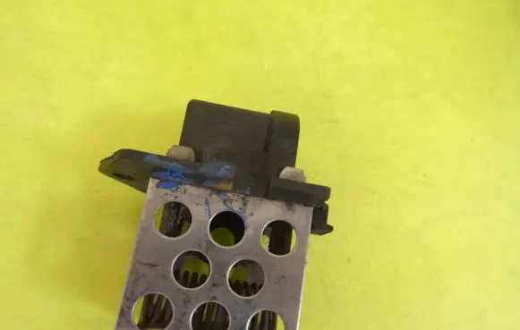 Nissan Note (E11) Heater blower motor/fan resistor