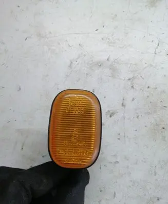 Toyota Avensis Verso Front fender indicator light 013047