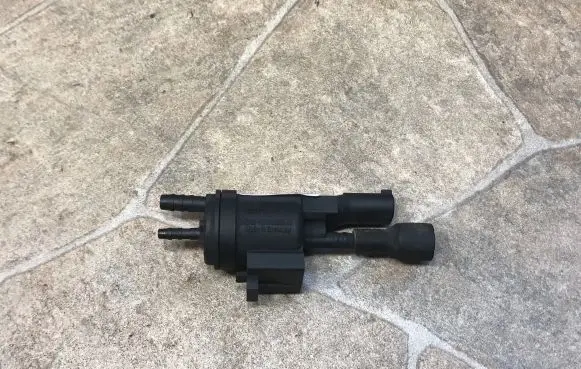 Mercedes-Benz C W204 Engine mount vacuum valve 0025401497
