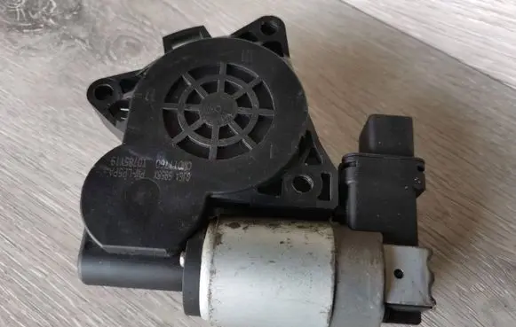 Mazda 3 I Front door window regulator motor GJ6A595BX