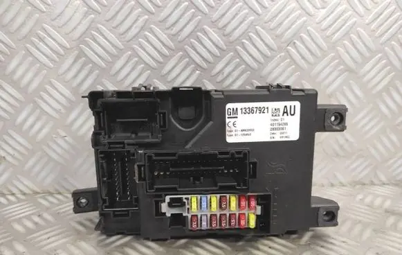Opel Corsa D Fuse module 13367921 28303061 401154265