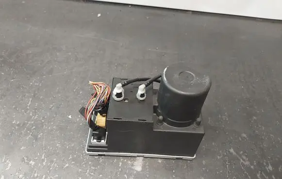 Audi A4 S4 B5 8D Central locking vacuum pump 8D0862257C