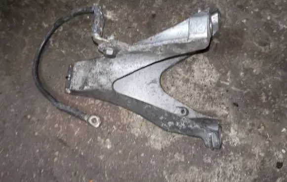 Audi A4 S4 B7 8E 8H Engine mounting bracket 8E0199308AF