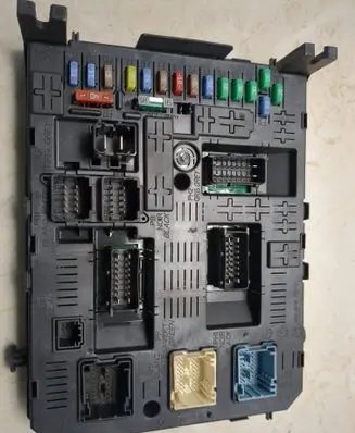 Citroen C4 II Picasso Fuse module 281197595
