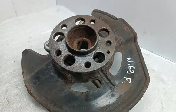 Mercedes-Benz A W169 Front wheel hub 6904