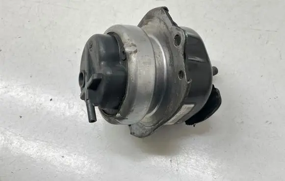 BMW X5 E70 Engine mount bracket P677381701 6773817