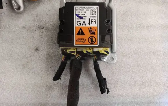 Nissan Leaf I (ZE0) Airbag control unit/module 988205SH0B 0285014170