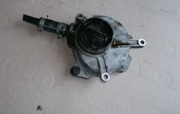 Audi A4 S4 B6 8E 8H Vacuum pump 06D145100D