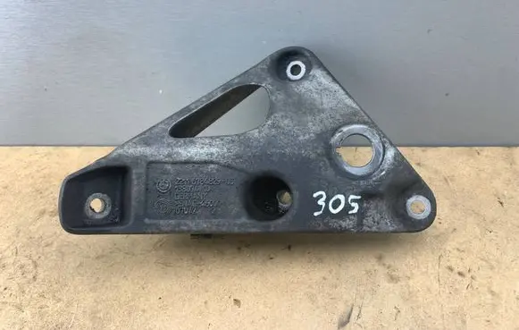 Engine mounting bracket
