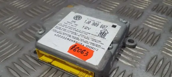 Volkswagen PASSAT B5 Airbag control unit/module 1J0909607 5WK4199