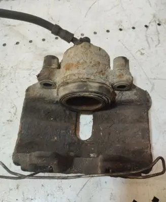 Volkswagen PASSAT B6 Front brake caliper