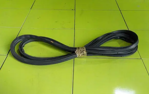 Mitsubishi Lancer VIII Front door rubber seal 