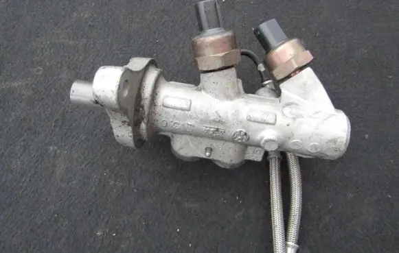 Volkswagen Golf IV Master brake cylinder 9g097