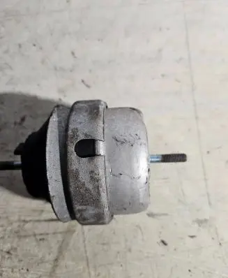 Volkswagen PASSAT B5 Engine mount bracket