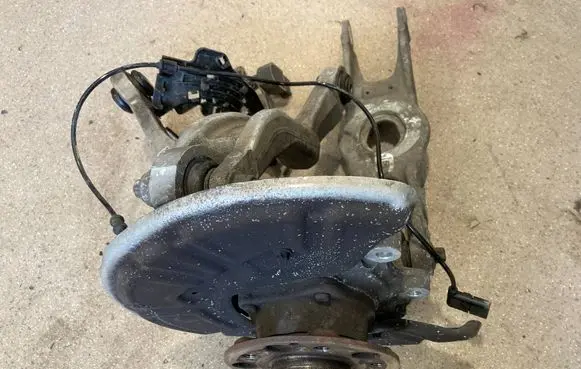 Mercedes-Benz C AMG W205 Rear wheel hub spindle/knuckle A2053520501 A2053336200 A2053520001