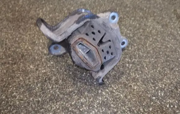 Engine mount bracket