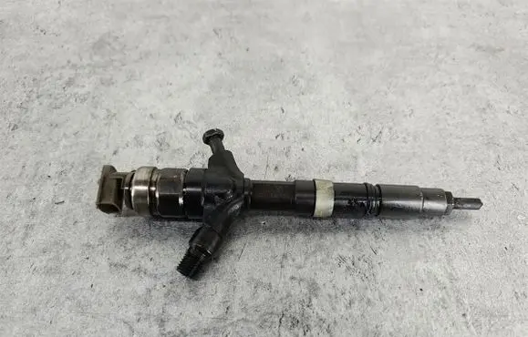 Toyota Avensis T250 Fuel injector 236700G010