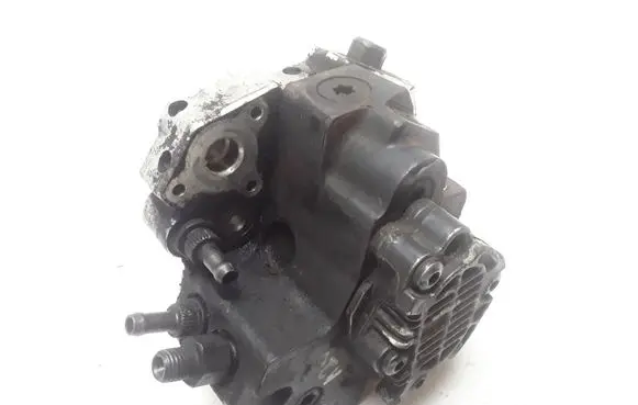 Volvo XC70 Fuel injection high pressure pump 8689590