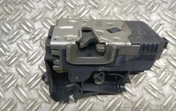 Opel Signum Front door lock 13157763