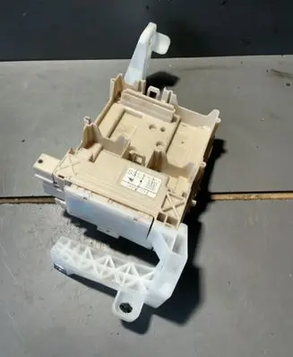 Toyota Aygo AB40 Fuse module 827300H030A 7H221713