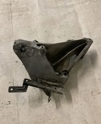 Volkswagen Touareg I Engine mounting bracket 070199307A