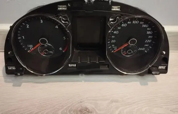 Volkswagen PASSAT B7 Speedometer (instrument cluster) 3AA920870D 019032