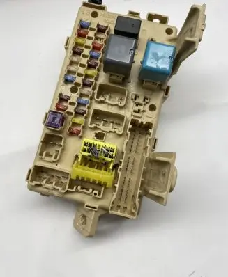 Toyota Avensis T250 Fuse module 8264105030