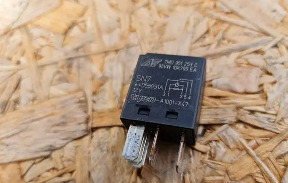 Volkswagen PASSAT B6 Other relay 7M0951253C