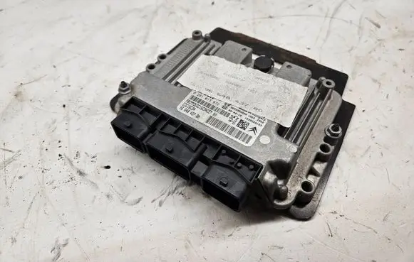 Citroen C4 I Engine control unit/module 9653958980 211700173 1039S20163