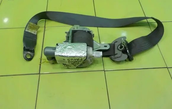 Toyota Prius (XW20) Front seatbelt 7L8230P BEZPIECZENSTWA