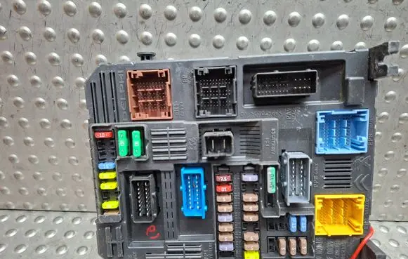 Citroen C3 Fuse module S26312537 9819851180