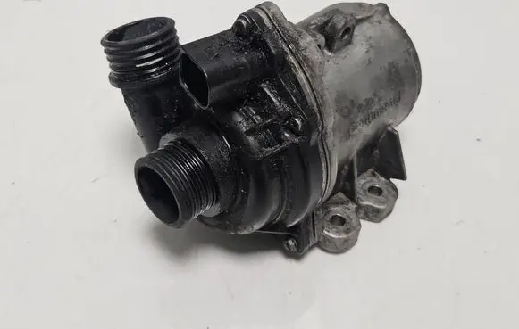 BMW 1 E82 E88 Water pump 7632426