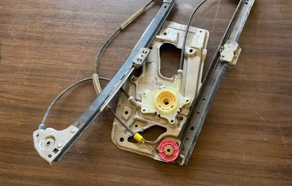BMW 5 E39 Front window lifting mechanism without motor 8236859