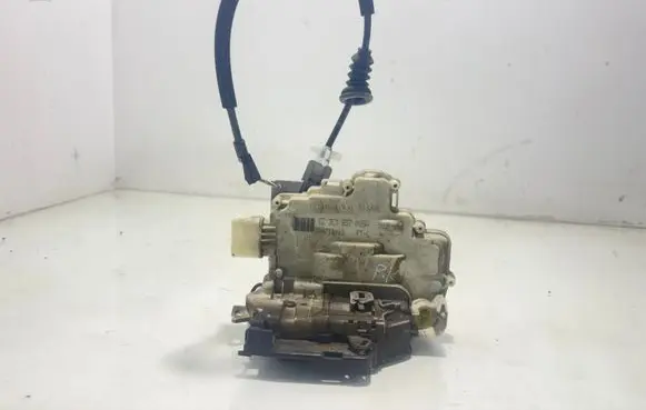 Volkswagen PASSAT B7 Front door lock 3C1837015A