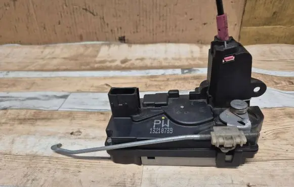 Opel Zafira B Rear door lock 13210739
