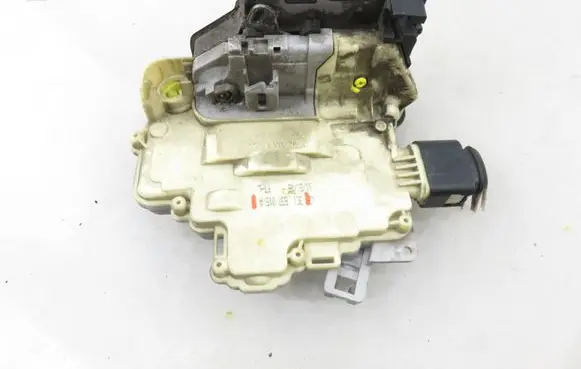 Volkswagen PASSAT B6 Front door lock 3C1837015A
