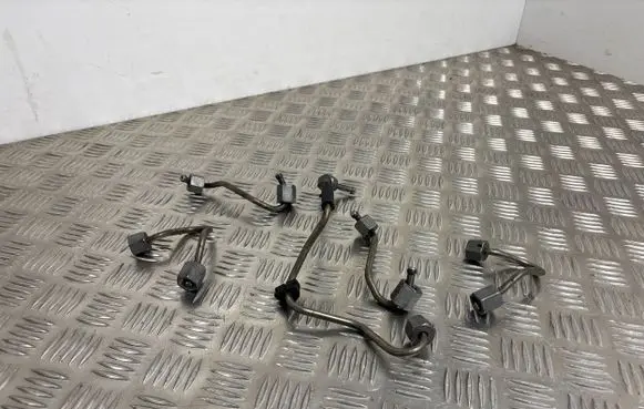 BMW 2 F46 Fuel injector supply line/pipe 