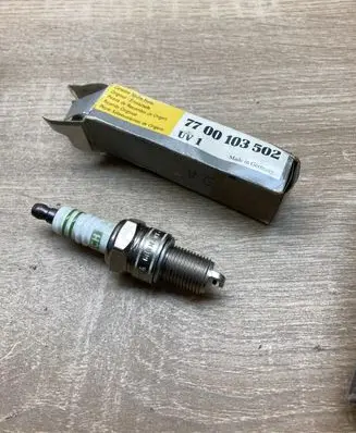 Renault Megane II Spark plug 7700103502