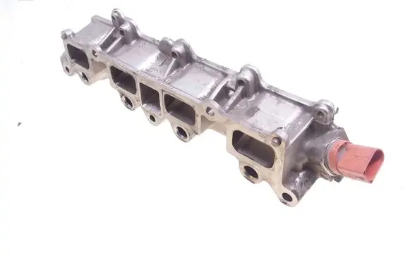 Volkswagen PASSAT B7 Fuel distributor GK284AHBDE 06J906051D