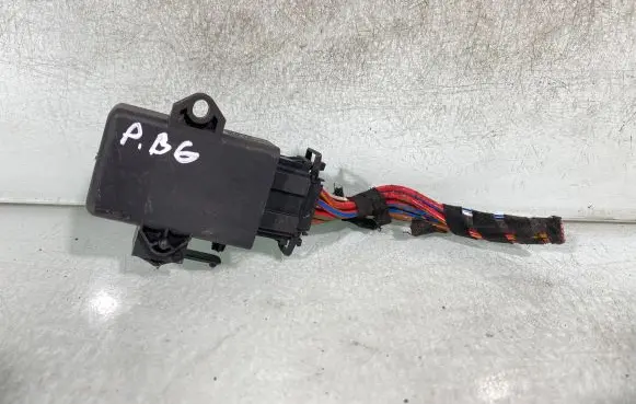 Volkswagen PASSAT B6 Seat heating relay 1k0959772